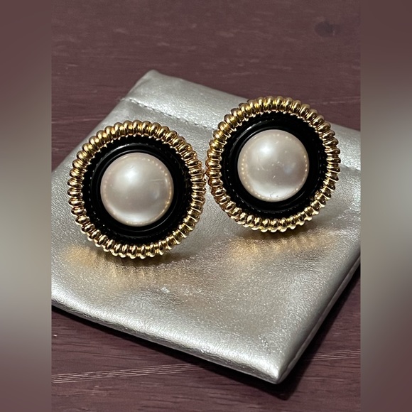 Oversized round faux Pearl earrings with black enamel and ribbed texture detail - Picture 1 of 10